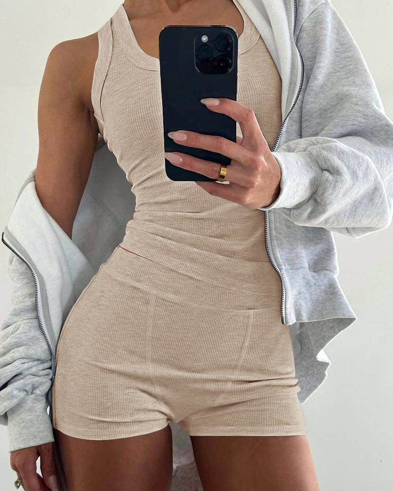 LA FINE FLEUR micro-ribbed U-neck tank and boxer set with a light gray zip-up hoodie.