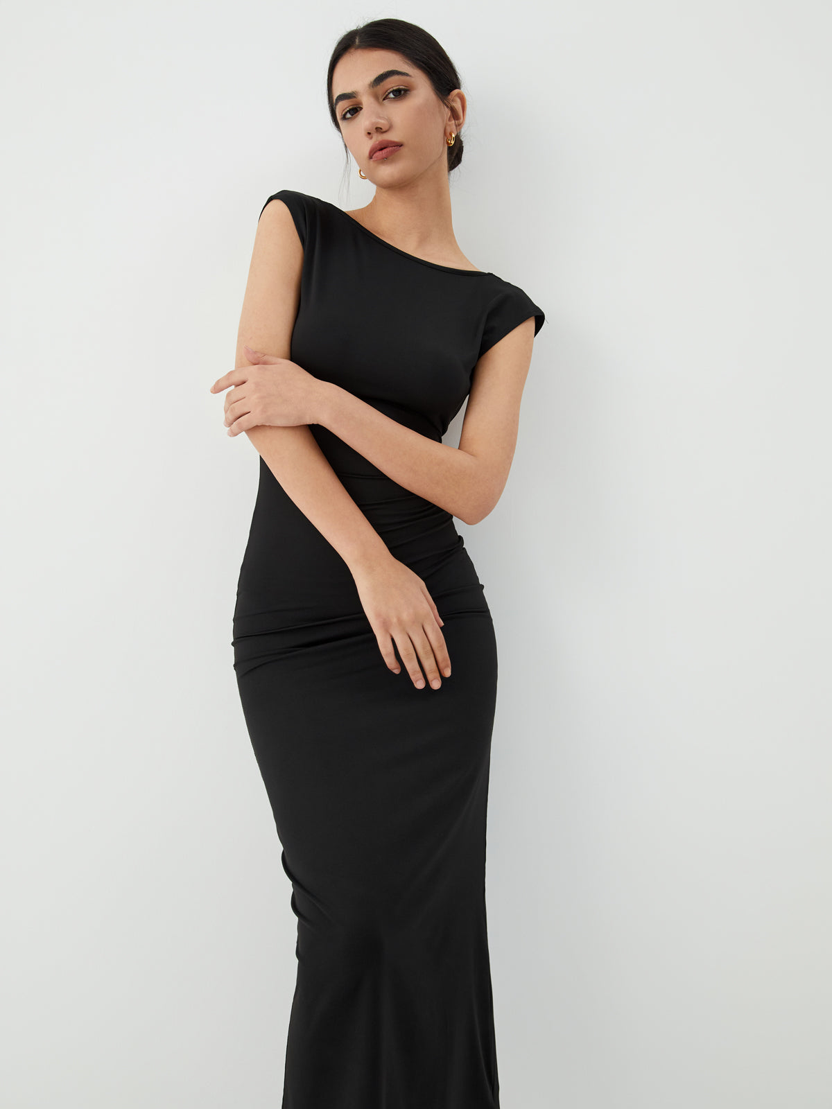 LA FINE FLEUR Sleek Open-Back Midi Dress for Evening Events, featuring elegant simplicity.