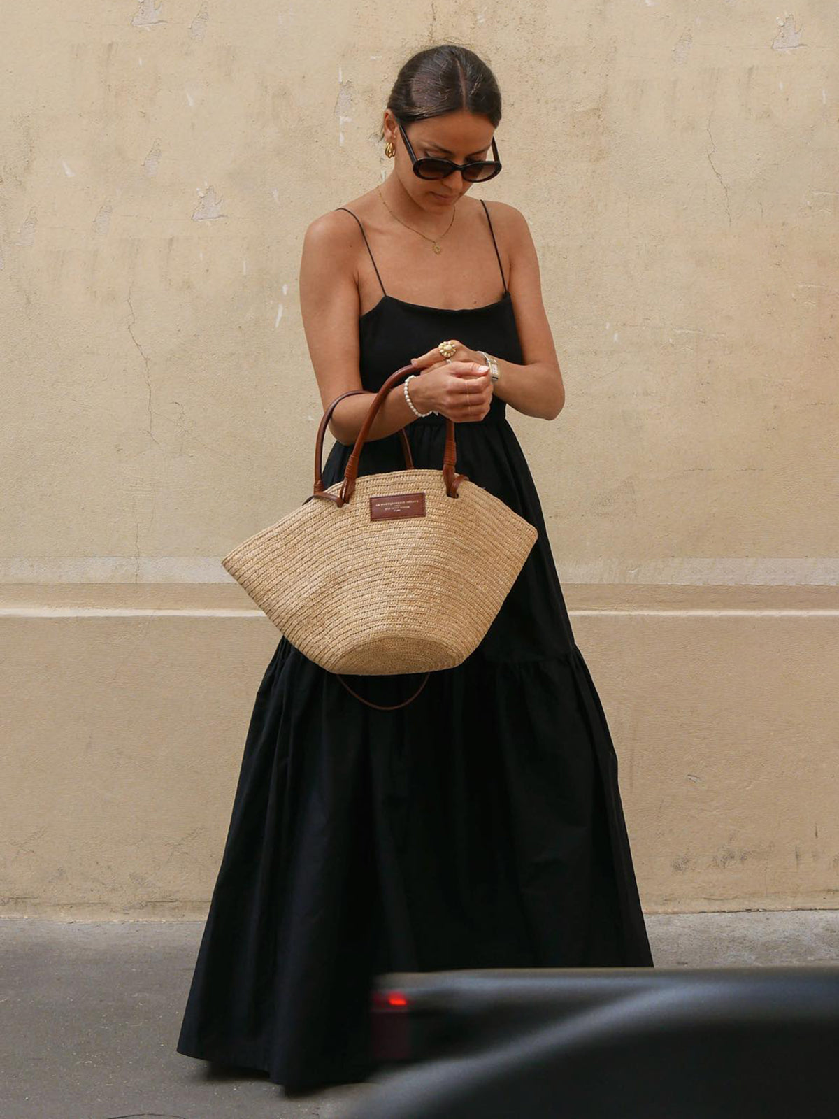 LA FINE FLEUR Elegant sleeveless long dress with open back in a neutral tone.