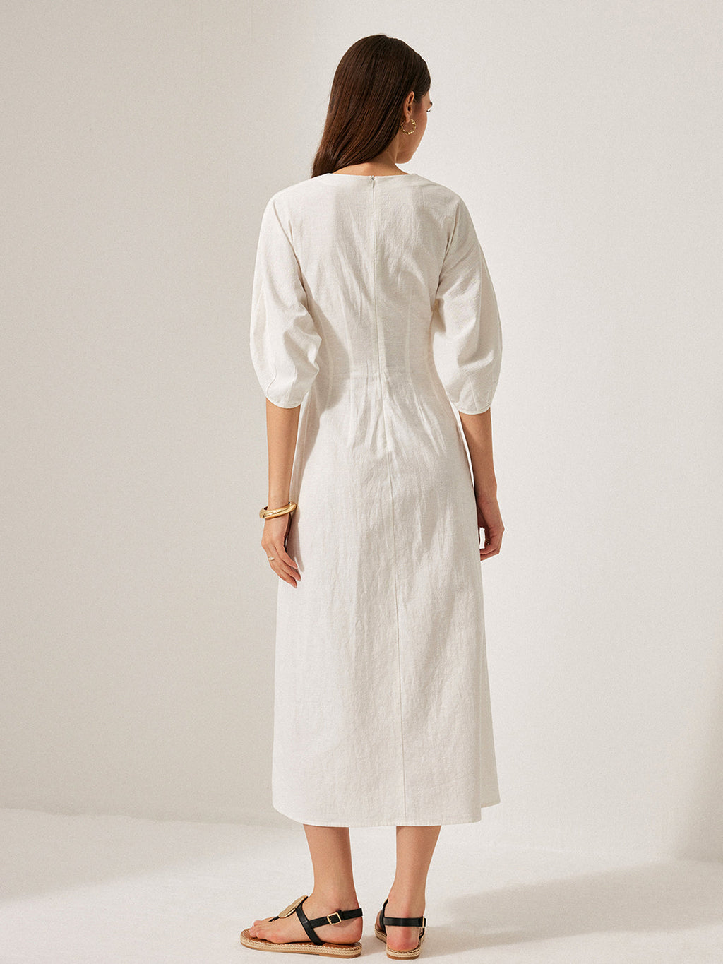 A relaxed-fit LA FINE FLEUR cotton and linen midi dress with puff sleeves.