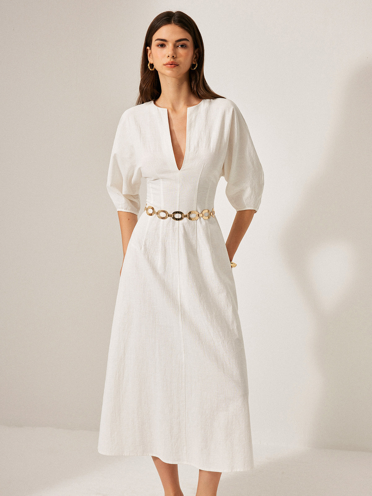 The LA FINE FLEUR cotton and linen dress features puff sleeves and a tailored waist.