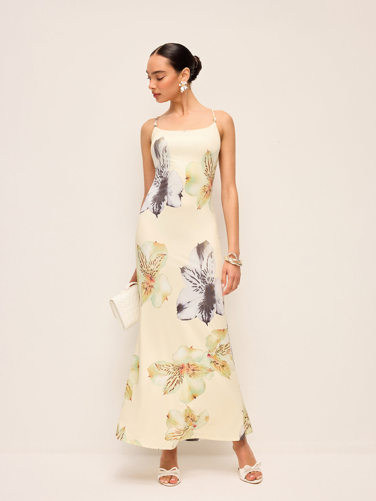 LA FINE FLEUR floral dress featuring a lace-up backless design and delicate detailing.
