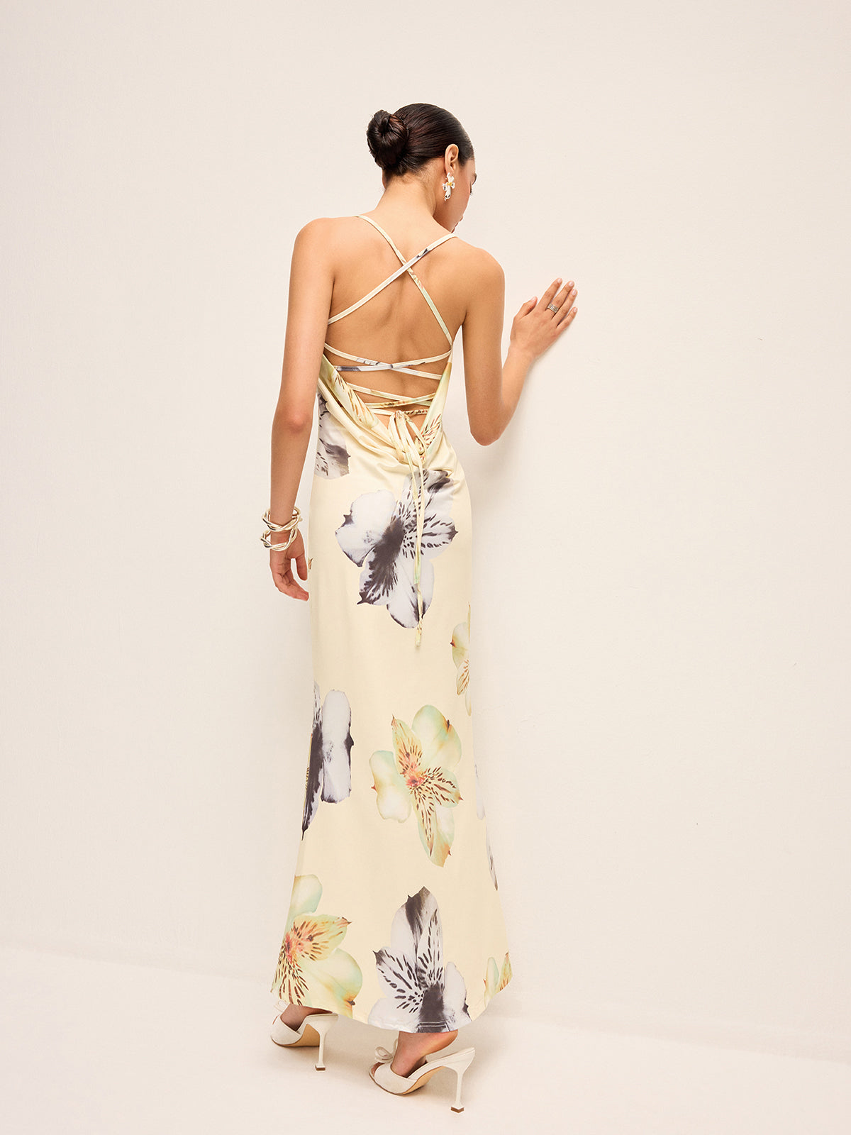 LA FINE FLEUR floral dress featuring a lace-up backless design and delicate fabric.