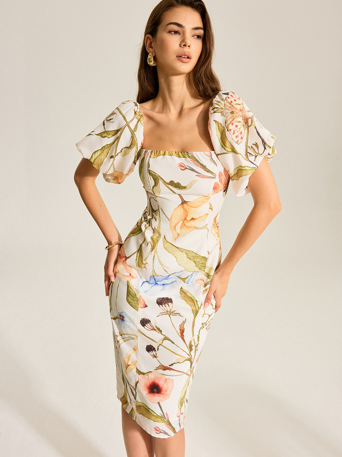 A backless dress with a floral pattern and puff sleeves from LA FINE FLEUR.