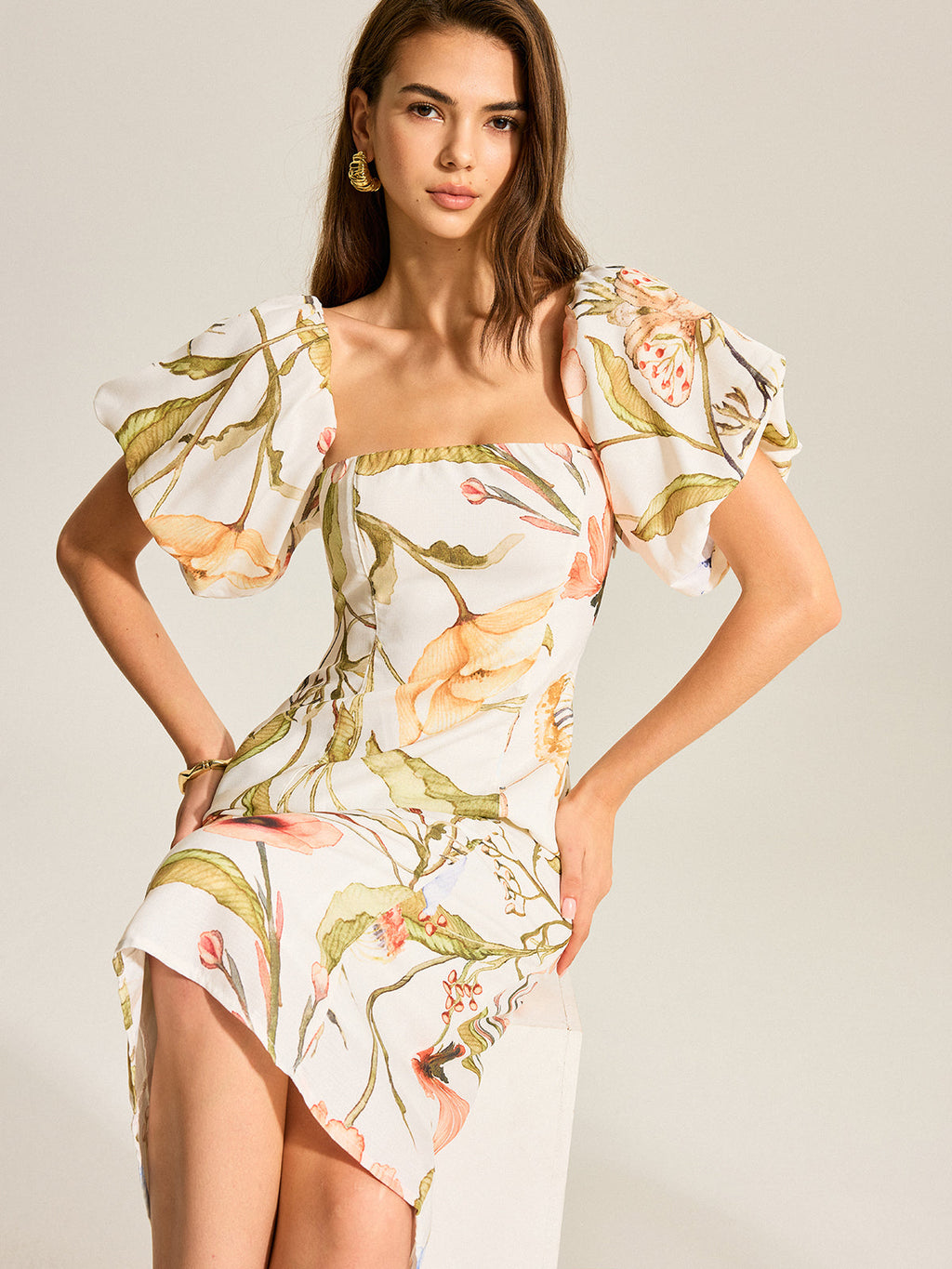 A backless dress with a floral pattern and puff sleeves from LA FINE FLEUR.