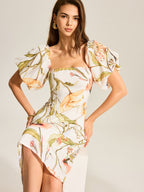 A backless dress with a floral pattern and puff sleeves from LA FINE FLEUR.
