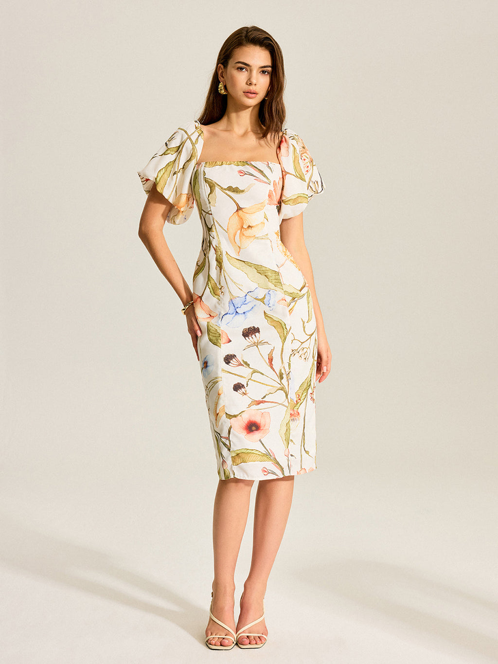 LA FINE FLEUR backless dress with floral pattern and puff sleeves, chic and elegant.