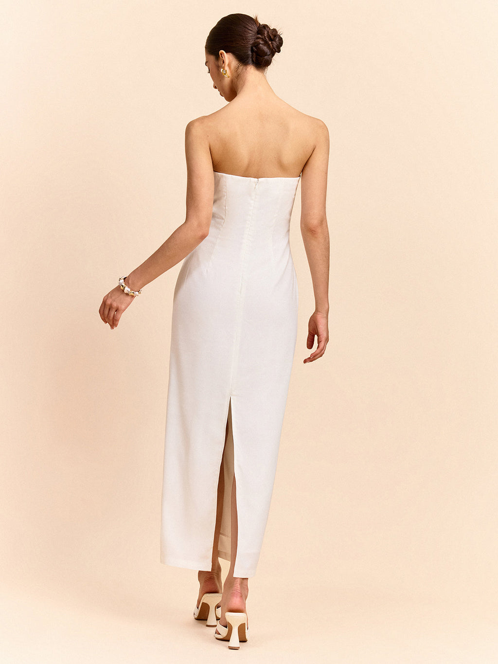 Strapless maxi dress with elegant floral design in light fabric and refined tailoring.