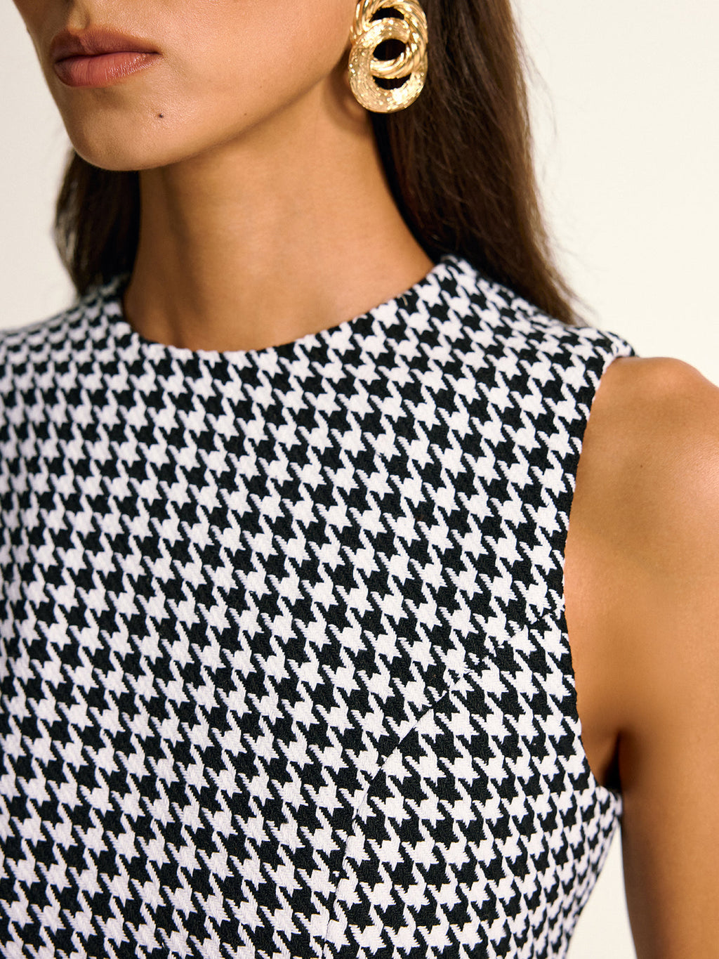 LA FINE FLEUR sleeveless A-line mini dress with a chic houndstooth pattern.