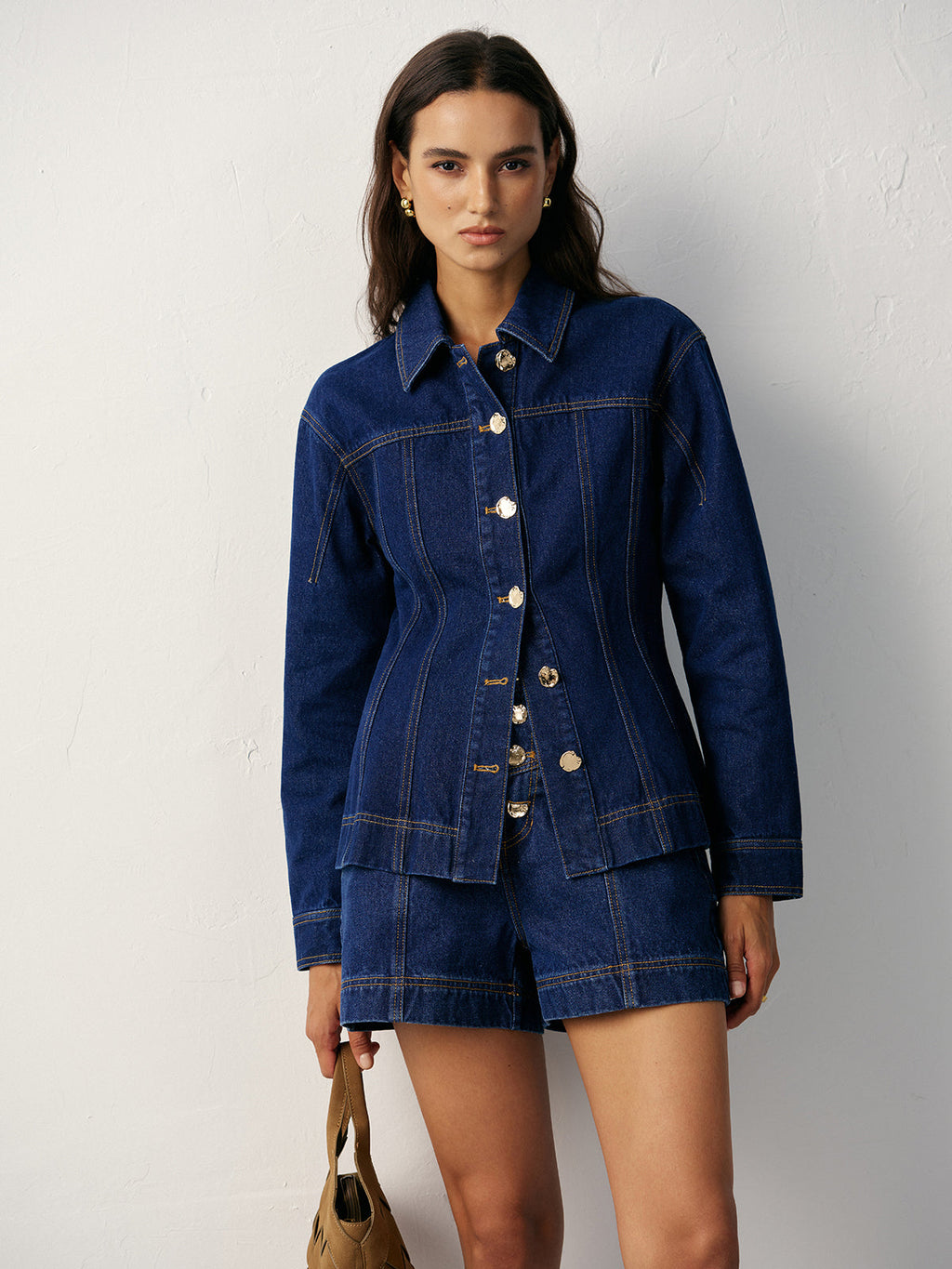 The LA FINE FLEUR fitted denim jacket with metal buttons and matching high-waisted shorts.