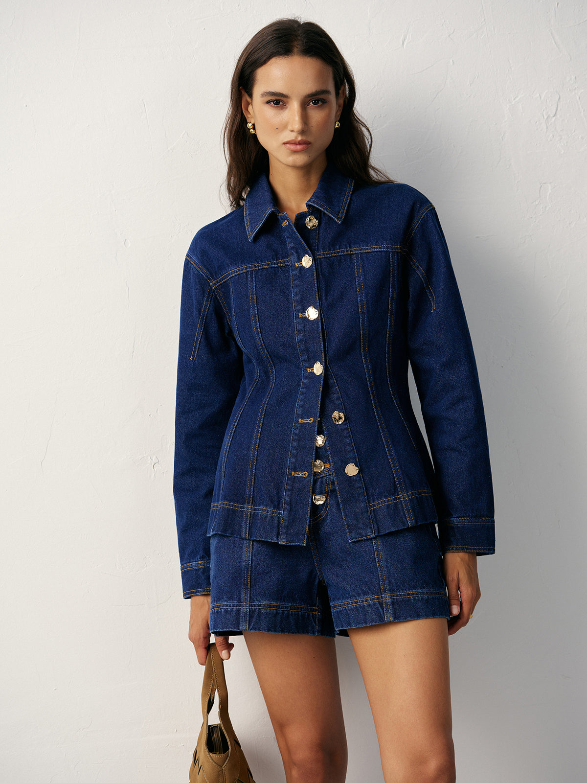 The LA FINE FLEUR fitted denim jacket with metal buttons and matching high-waisted shorts.