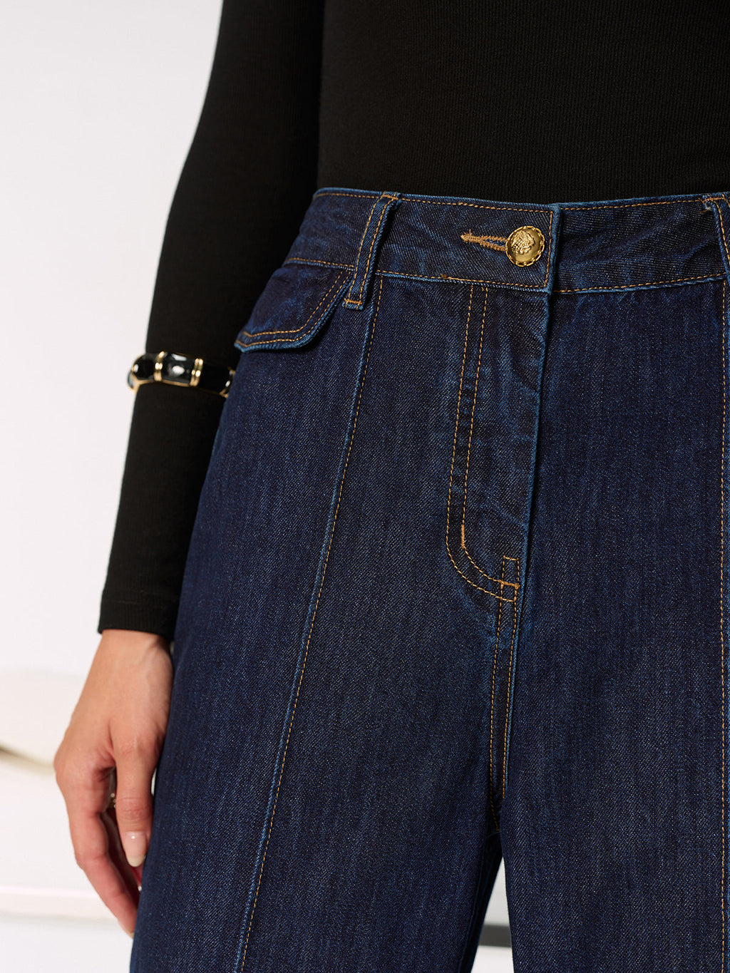Dark blue LA FINE FLEUR mid-rise jeans with gold stitching and chic side slits.