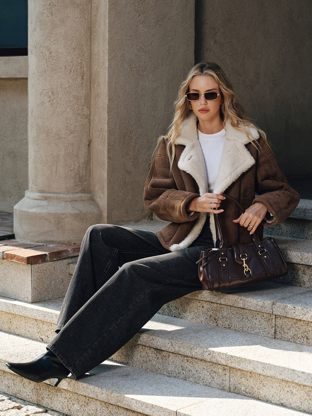 LA FINE FLEUR Stylish Lapel Coat with cozy fleece lining paired with dark jeans.