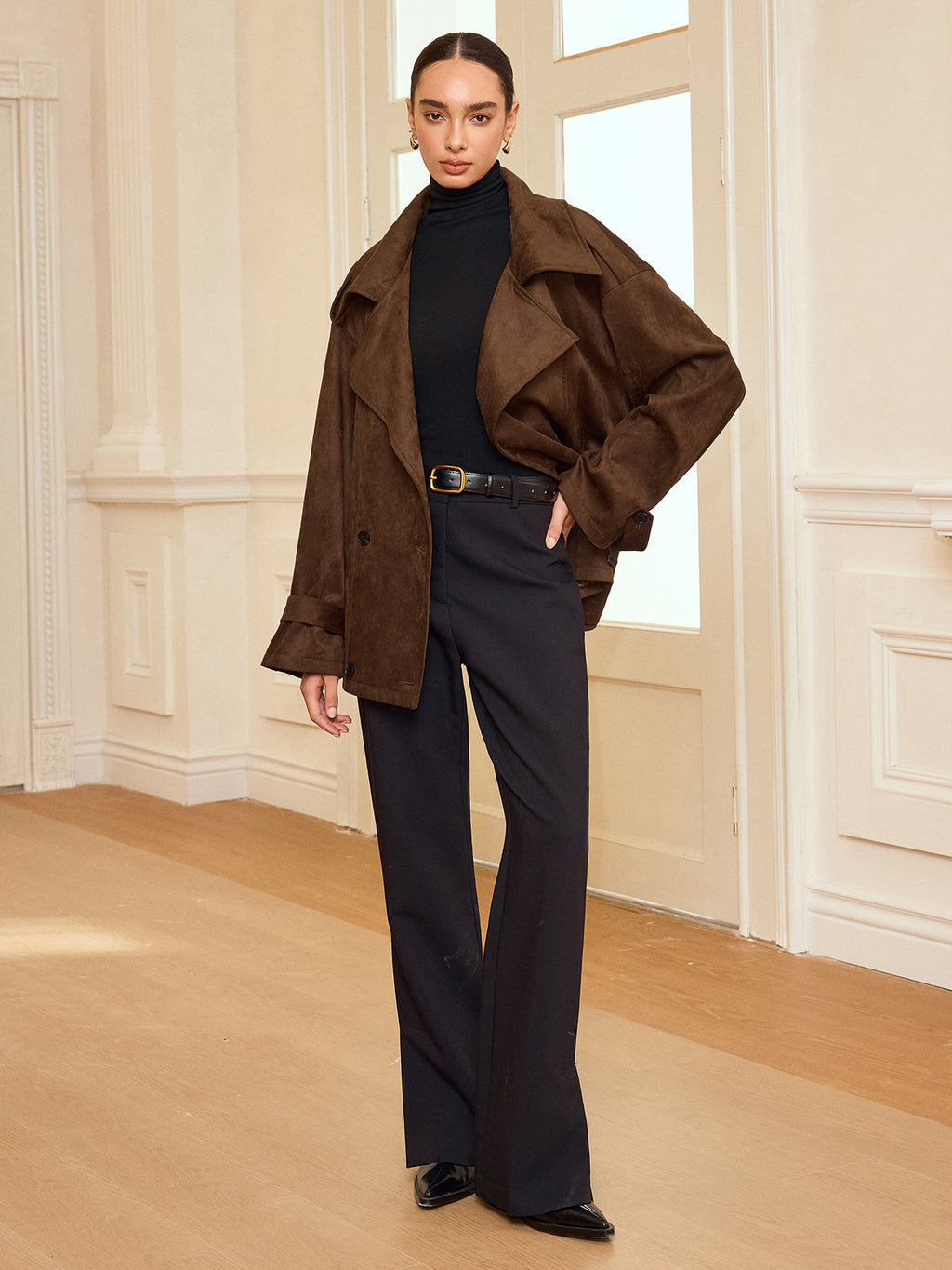 LA FINE FLEUR suede-like trench coat, black turtleneck, belted wide-leg pants, pointed shoes.