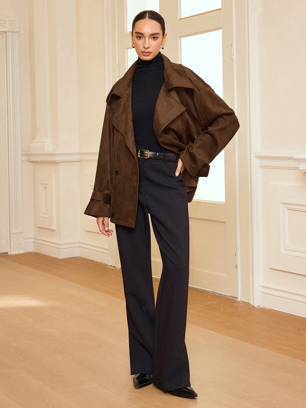 LA FINE FLEUR suede-like trench coat, black turtleneck, belted wide-leg pants, pointed shoes.