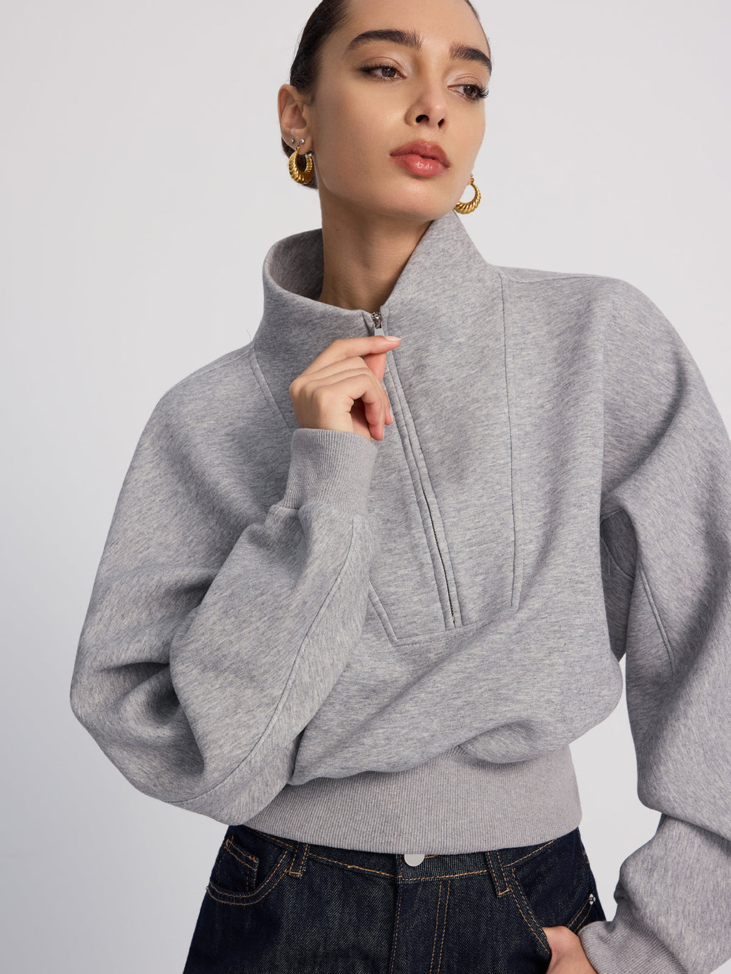 LA FINE FLEUR Half-Zip Cropped Sweatshirt in Oversized Fit paired with dark blue jeans.