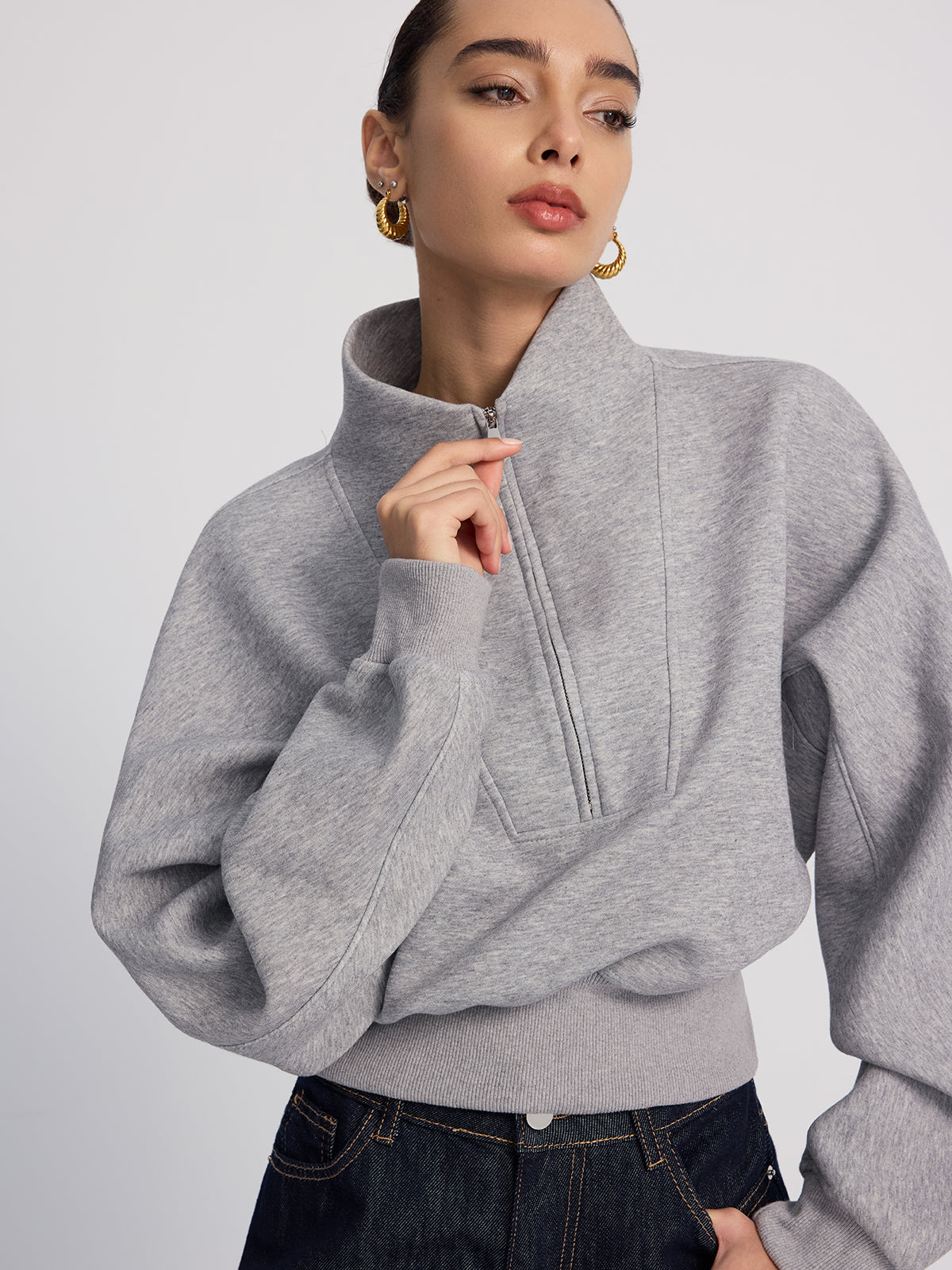 LA FINE FLEUR Half-Zip Cropped Sweatshirt in Oversized Fit paired with dark blue jeans.