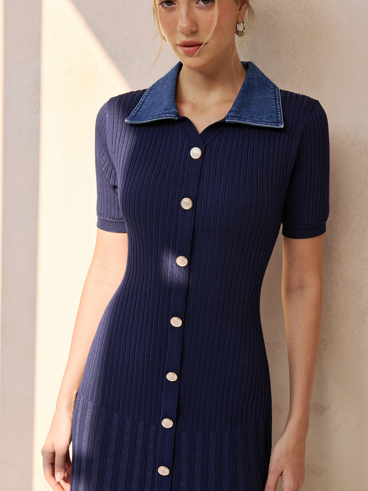 LA FINE FLEUR midi knit dress with short sleeves, ribbed navy fabric, denim collar, white buttons.
