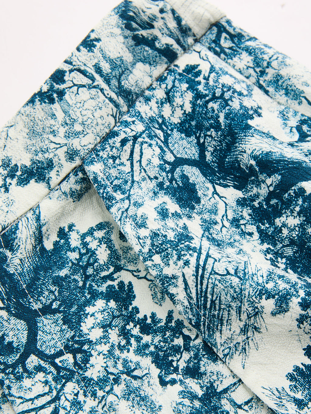 Knotted crop top and matching pants set in light fabric with blue toile de Jouy.
